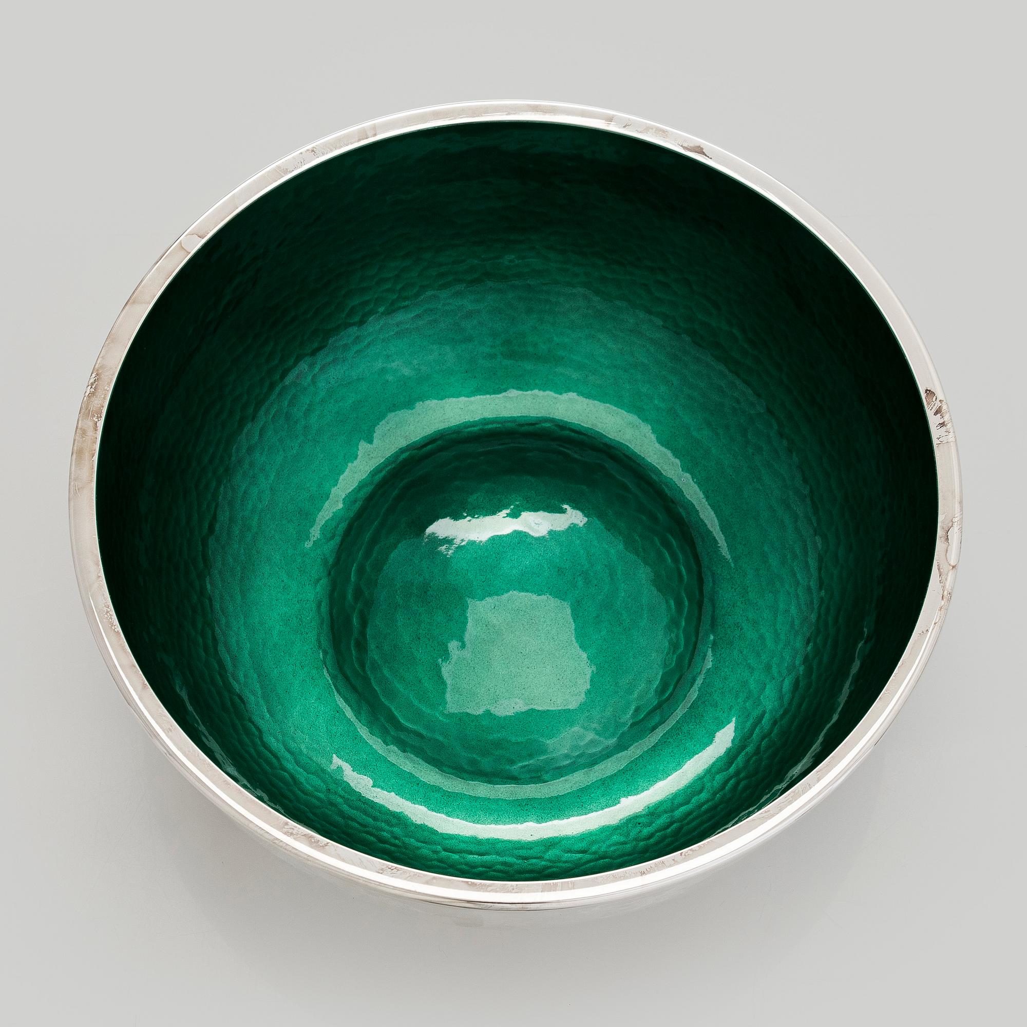 A. Tillander, malja, sterlinghopeaa ja emalia. Helsinki 2005.