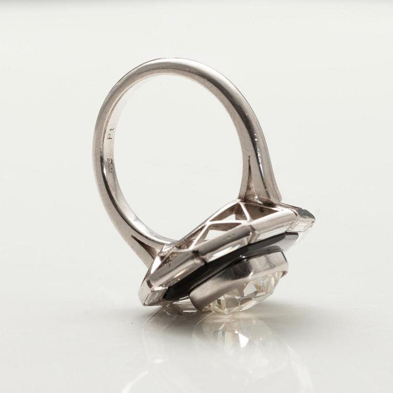 SORMUS,  platinaa, onyx. Cushionhiottu timantti 5.20 ct + baguettehiottuja timantteja n. 2 ct. Yhteensä 7.20 ct. Ranska.