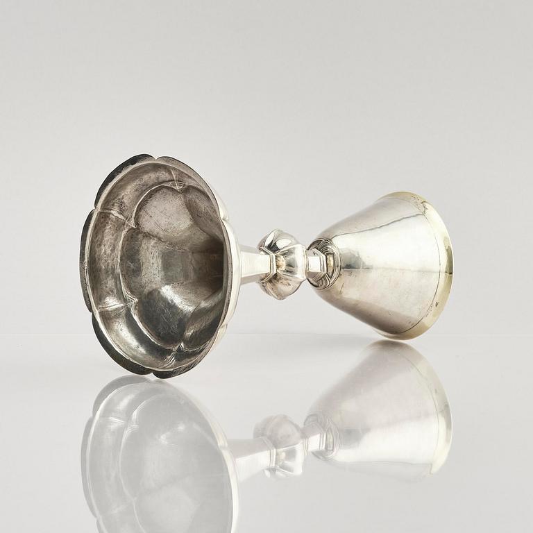 Kalk, delvis förgyllt silver, oidentifierad mästare, möjligen I.F.M verksam i Leipzig mitten 1700-talet.