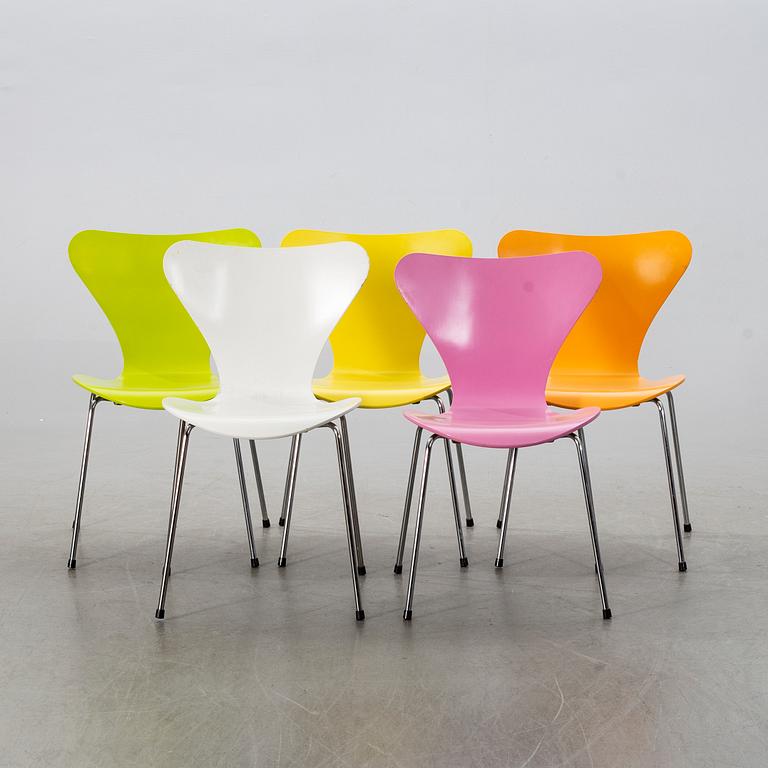 ARNE JACOBSEN, 5 chairs, "Sjuan", Fritz Hansen, Denmark.