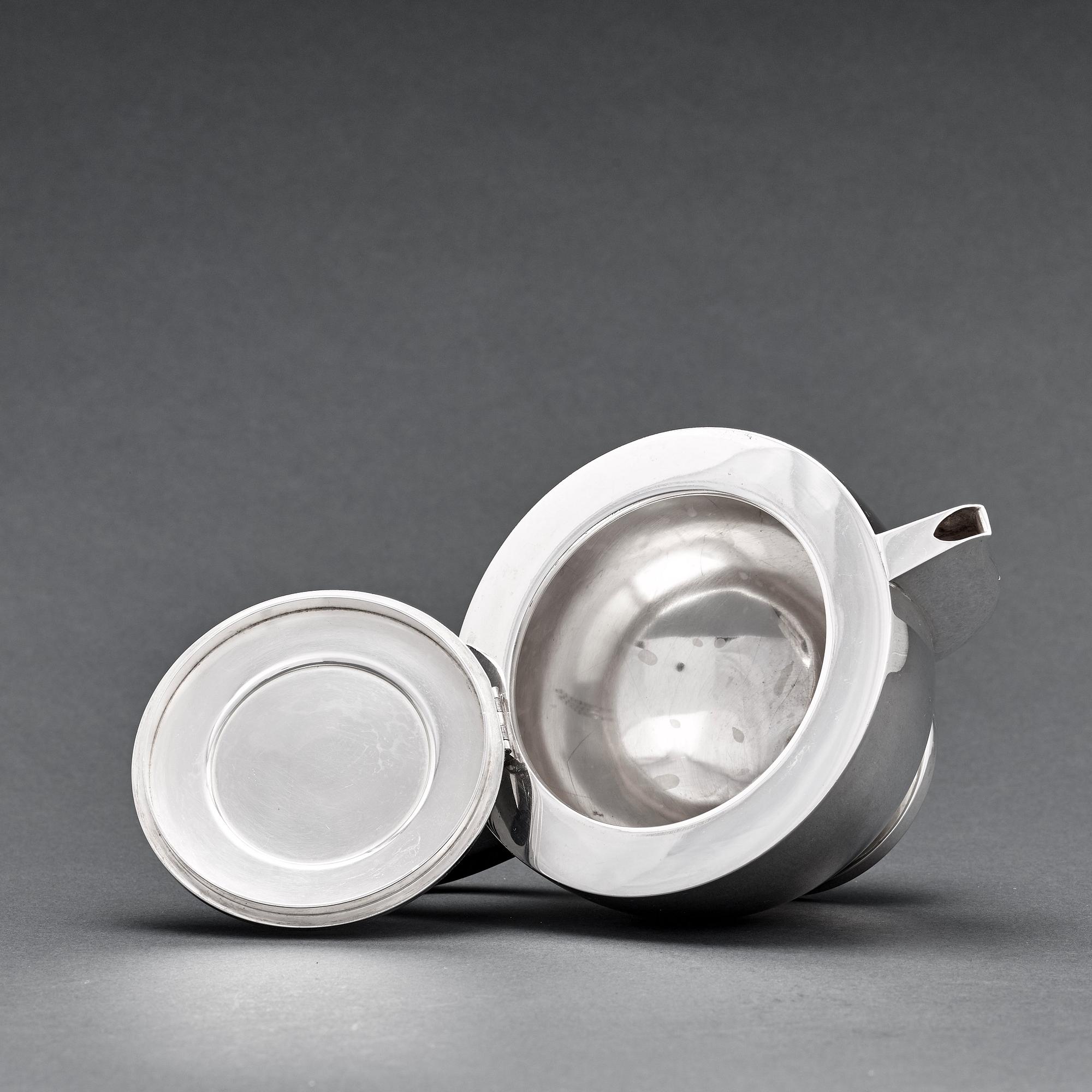 Guttorm Kristiansen (Gagnes), a four pieces 830/1000 silver tea- and coffee service, David-Andersen, Norway 1927-49.