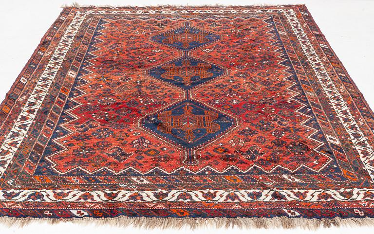 A Shiraz carpet, c. 320 x 225 cm.