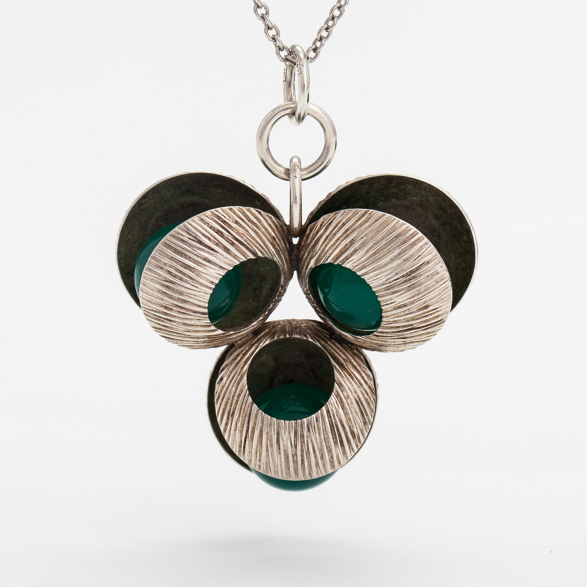 Elis Kauppi, Halsband,silver, kalcedoner. Kupittaan kulta, Åbo 1971.