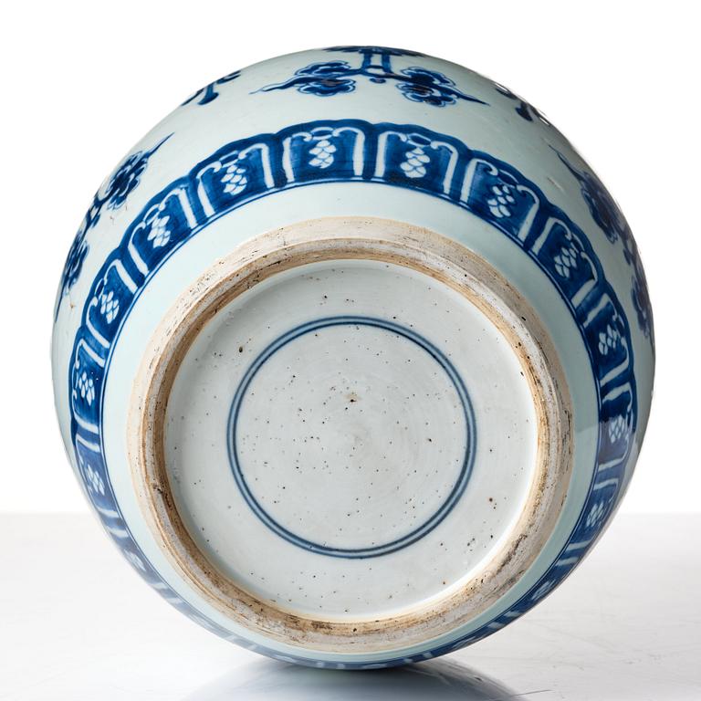 A blue and white jar, Qing dynasty, Kangxi (1662-1722).