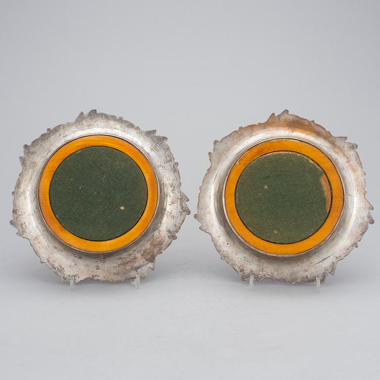 COASTERS, ett par, nysilver, omkring 1900.