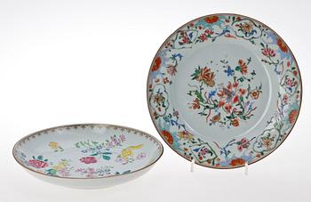 SKÅLFAT samt TALLRIK, porslin, Qianlong Kina, 1700-tal.