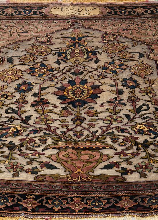 MATTA, antik/semiantik silke Keshan Souf, sannolikt Motachem, ca 112,5 x 100-93 cm (samt överst 1½ cm slätväv).