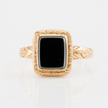 Ring in 18K gold set with polished hematite, 1930s.