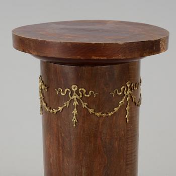 PIEDESTAL, gustaviansk stil, 1900-tal.