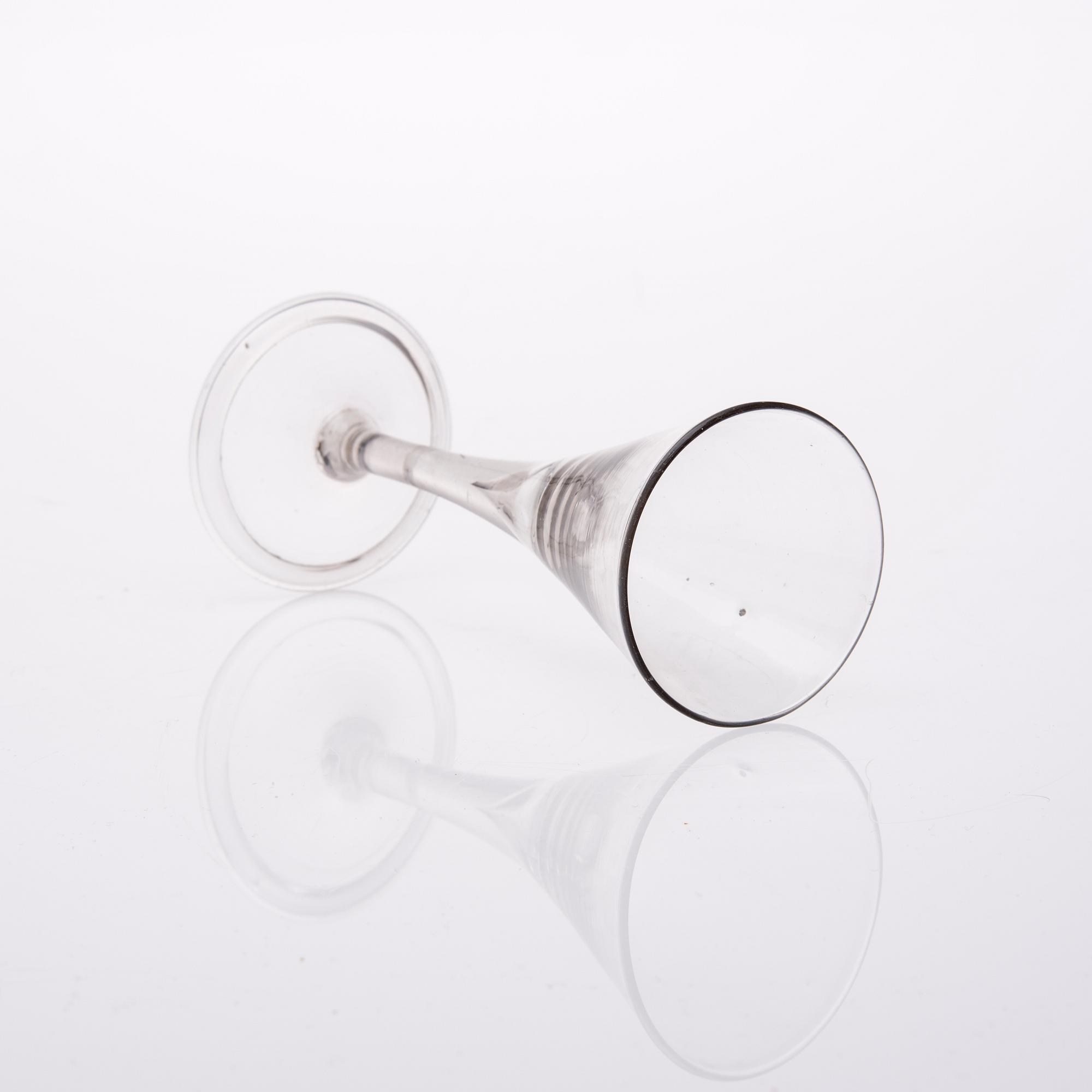 SPETSGLAS 1700-tal och BRÄNNVISKFLASKA, glas, 1800-tal.