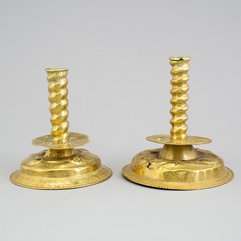 LJUSSTAKAR, 2 snarlika, mässing, barock, 1700-tal.