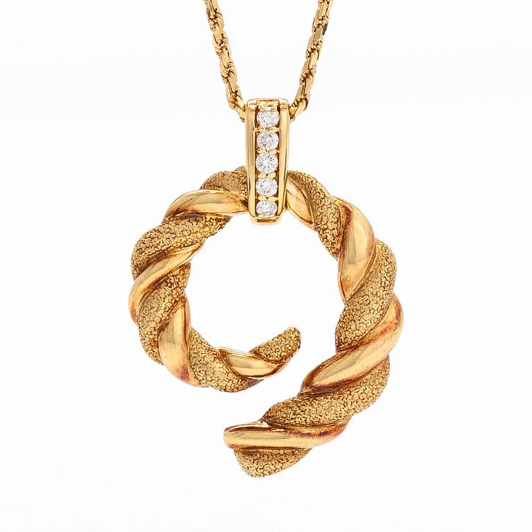 An 18K gold and diamond pendant with chain.