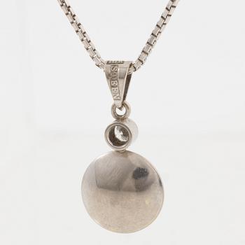 Pendant with chain in 18K gold set with a cultured mabé pearl and a round brilliant-cut diamond.