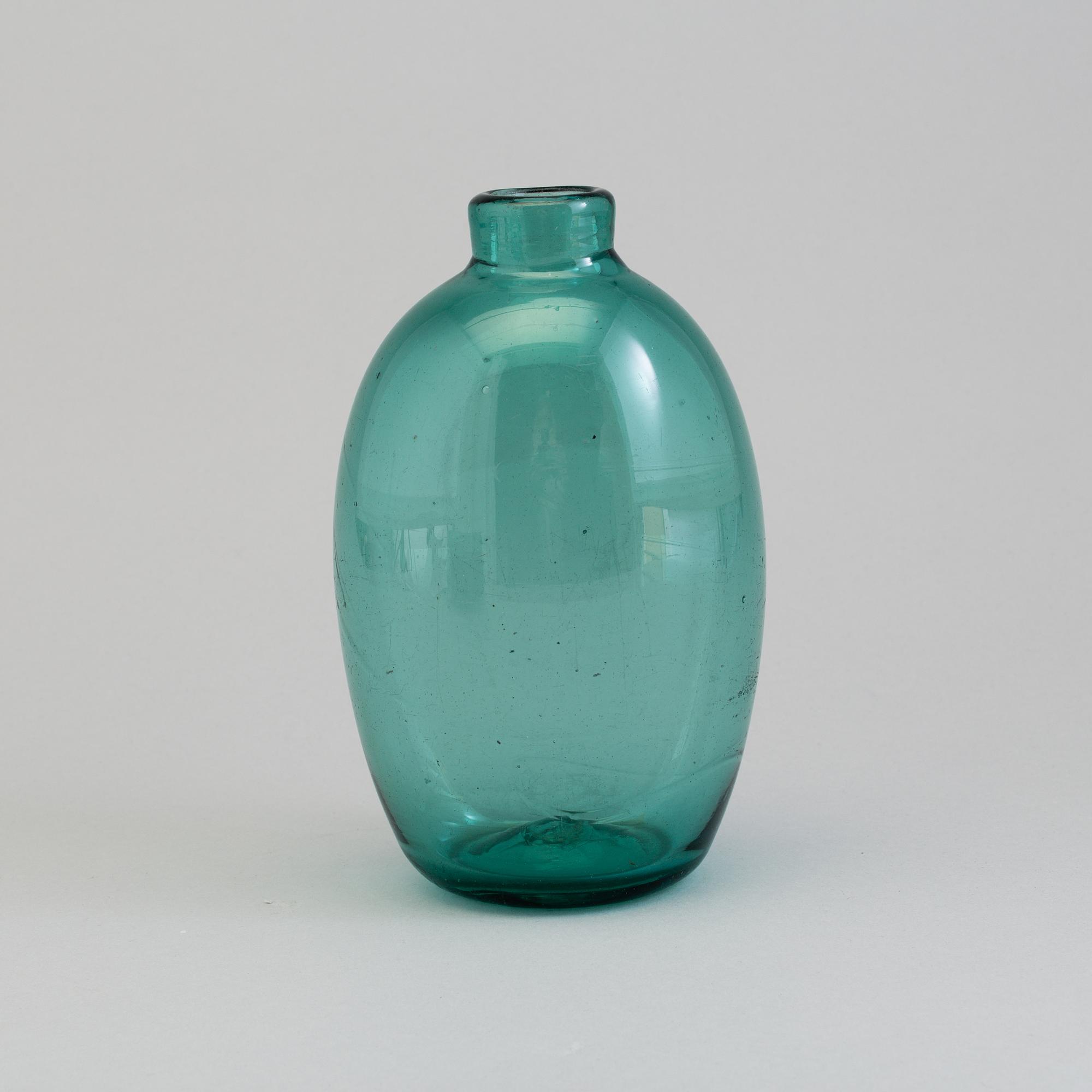AN 18TH CENTURY GREEN GLASS BOTTLE.