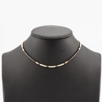 Necklace, clasp in 18K gold with small diamonds, cultured white and coloured pearls.