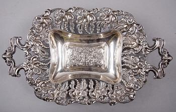 BRÖDFAT, ett par, silver, nyrokoko, svenska importstämplar, sent 1800-tal. Totalvikt 907.