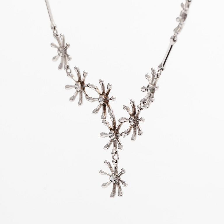 Kalevala Koru, collier, "Polaris", 18K vitguld och briljantslipade diamanter, Kirsti Doukas, 2006.