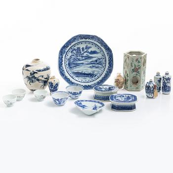 A group lot of Chinese porcelain, Qing dynasty 18/20th century.