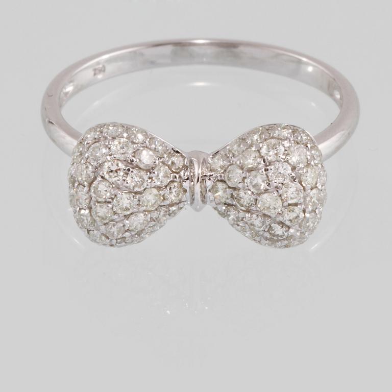 RING, 18K vitguld med briljantslipade diamanter 0.64 ct. Vikt 2,2 gram.