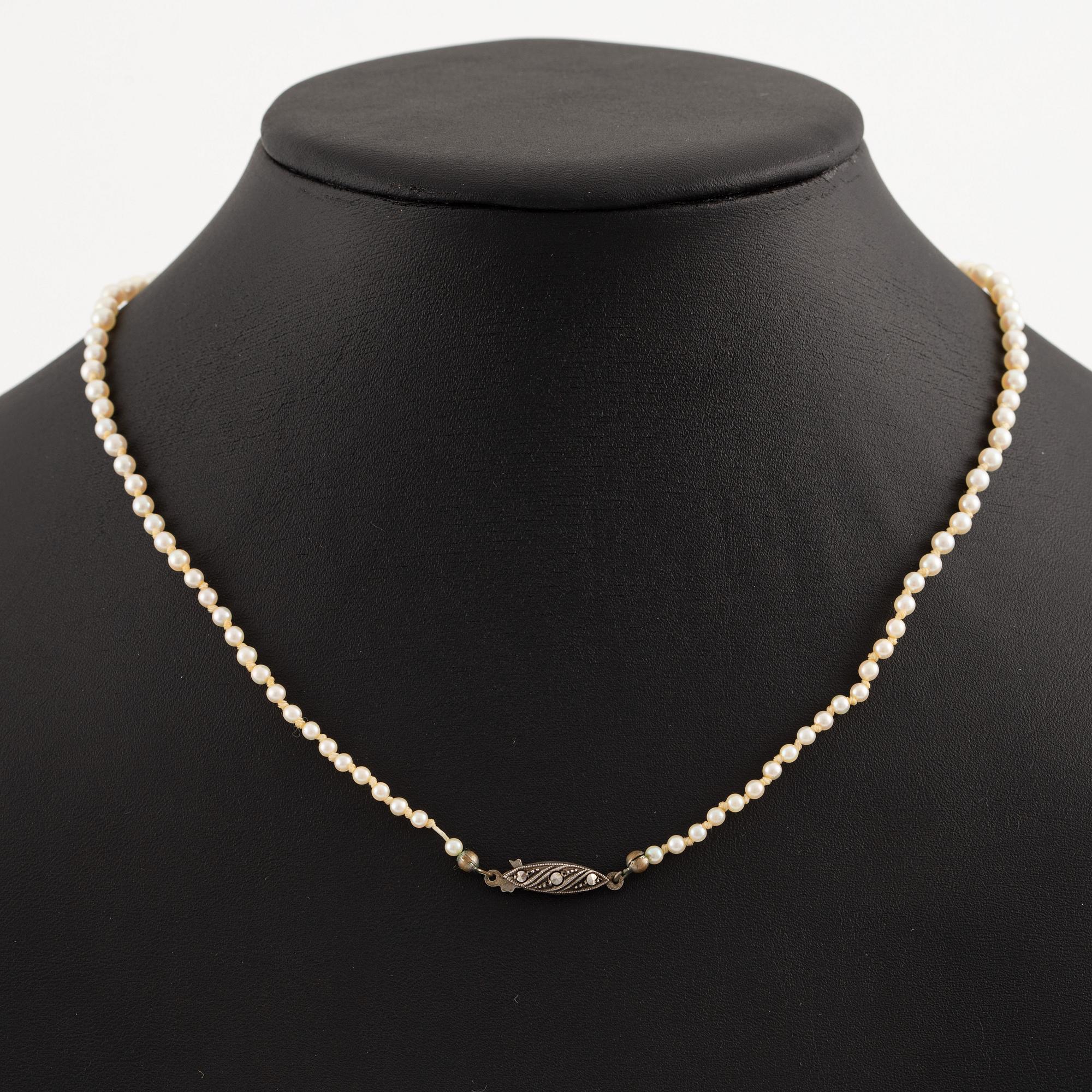 Pearl necklace, two pieces with graduated pearls, clasp silver.