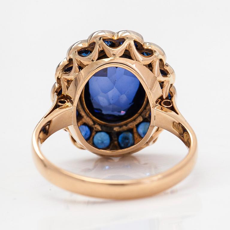 An 18K gold ring, sapphires and an oval synthetic sapphire. Westerback, Helsinki 1937.