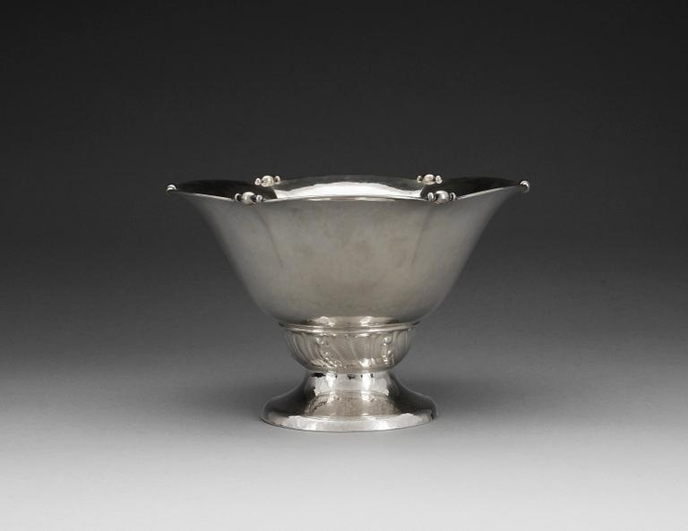 KAFFEKANNA, silver, Carl Erland Nyqvist, Kristinehamn, 1850. Ca 728g.