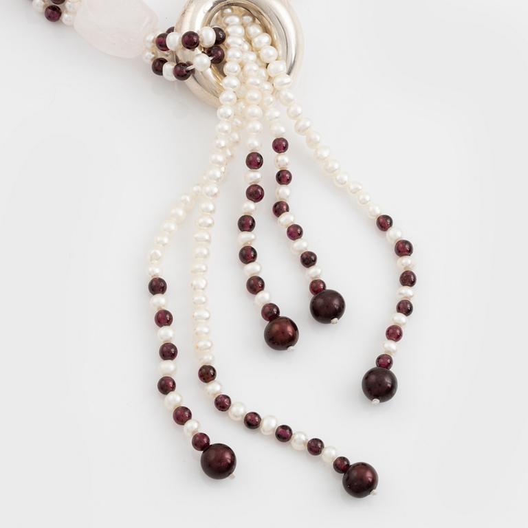 Pärlcollier, sötvattenspärlor, granat-, och träpärlor, rosenkvarts. Hänge, sterlingsilver, Elsa Peretti, Tiffany & Co.