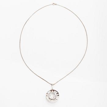 Kultasepät Salovaara, riipus, viistehiottu vuorikristalli, hopea, Turku 1967.