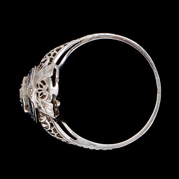 RING, 18 k vitguld, diamanter samt safirer, tidigt 1900-tal.