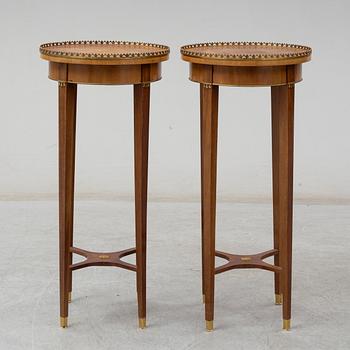 SALONGSBORD SAMT LAMPBORD, ett par, Sengustaviansk stil, tidigt 1900-tal.