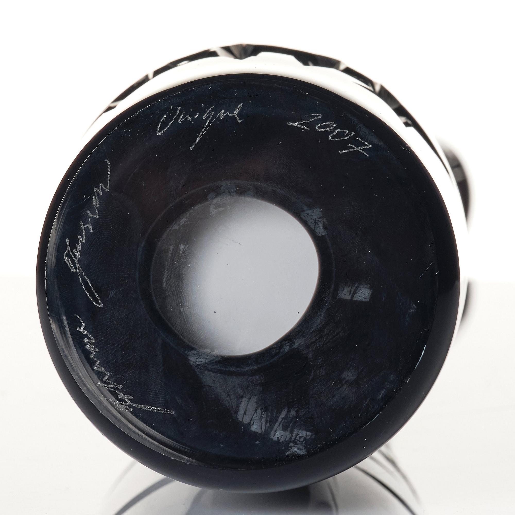 Johanna Jansson, unik skulptur, glas, "Bored of it all. Beam me up. Jaded", L. Reeves & A. Harris, RCA, 2007.