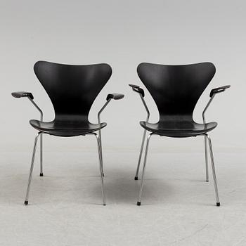 ARNE JACOBSEN, a pair of 'Seven' armchairs from Fritz Hansen, Denmark, 1967.