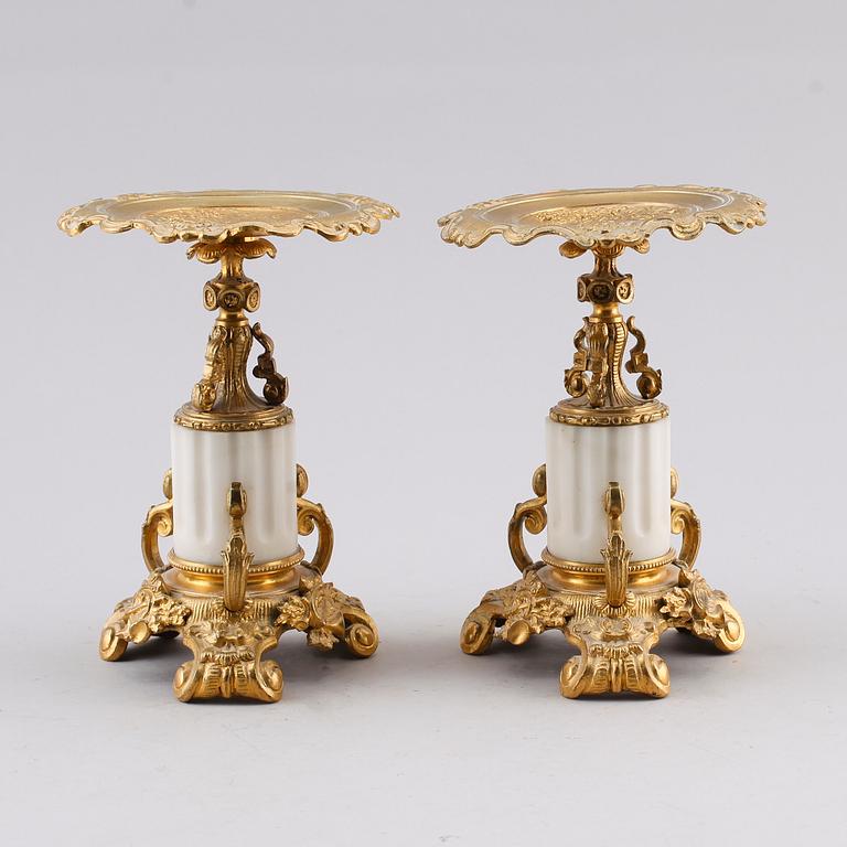 TAZZOR, 2 st, förgylld brons och marmor, omkring år 1900.