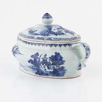 A porcelain tureen with lid, China, Qing Dynasty, Qianlong (1736-95).