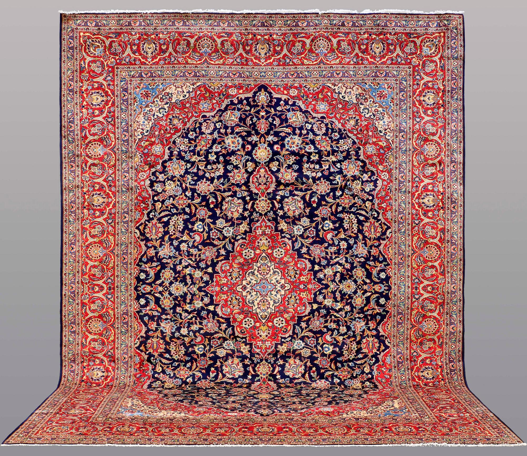 A CARPET, Kashan, ca 439 x 318 cm.