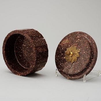 SMÖRASK MED LOCK. Älvdalen, 1800-talets början. Empire.