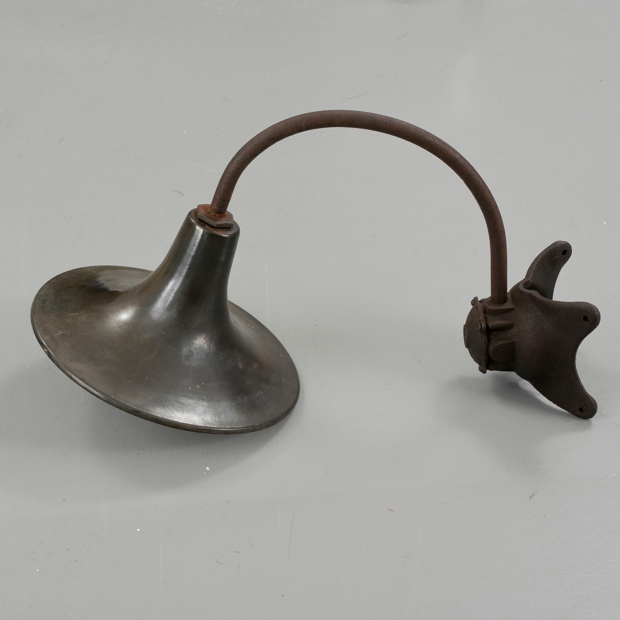 VÄGGLAMPA, gjutjärn samt metall. 1900-talets första hälft.