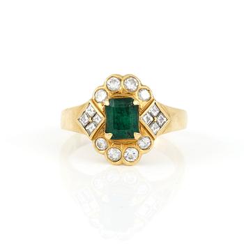 RING, guld 18K, diamanter och smaragd, svensk importstämpel 1900-tal. Vikt ca 6 gram.