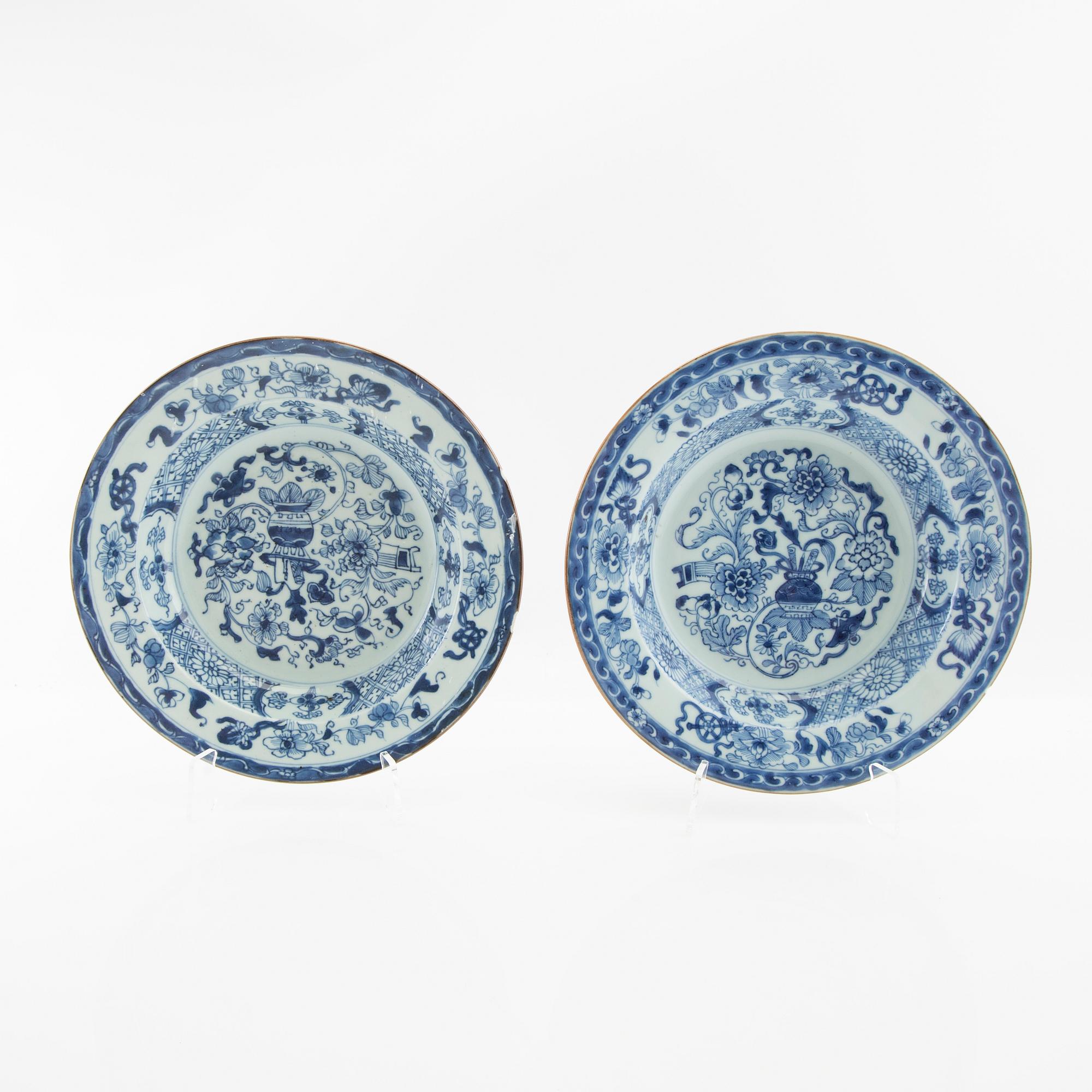 Deep plates 6 pcs and berry plates 2 pcs China Qianlong (1736-95) porcelain.