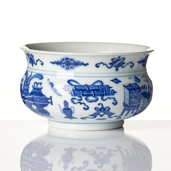 A blue and white censer, Qing dynasty, Kangxi (1662-1722).