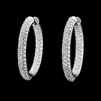 1028. A pair of brilliant cut diamond earrings, tot. 4.48 cts.