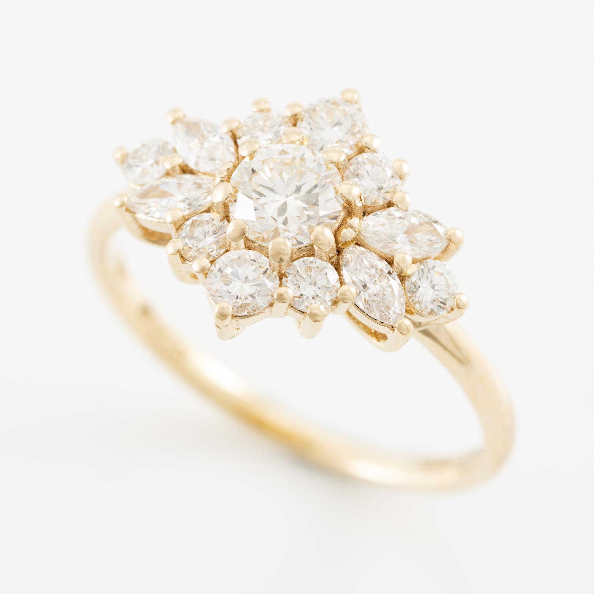 Ring in 14K gold set with brilliant-cut and marquise-cut diamonds.