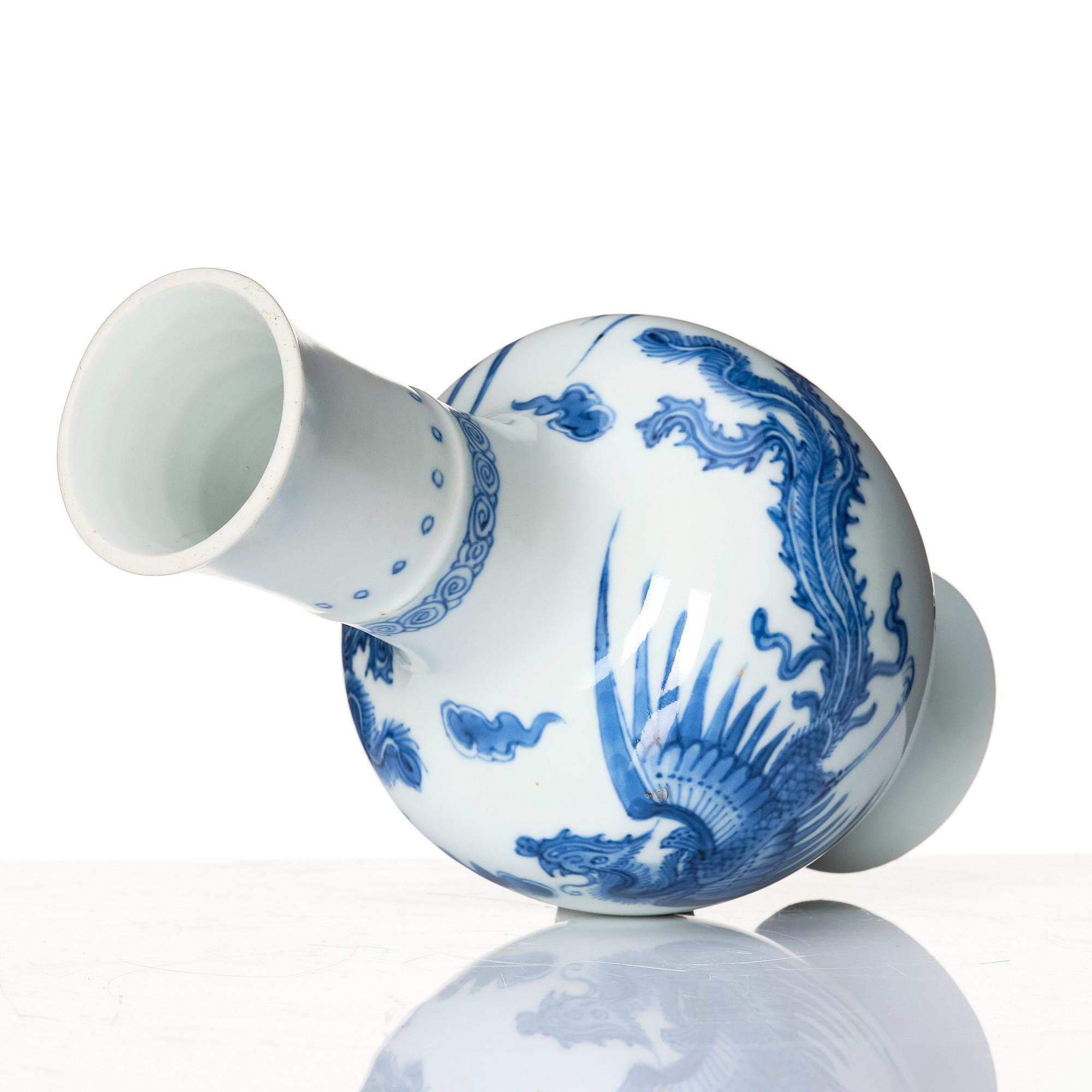 A blue and white vase, Qing dynasty, Kangxi (1662-1722).