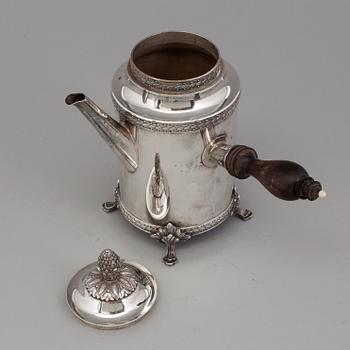 A silver coffe pot by Gystaf Möllenborg, Stockholm, 1915, weight 555 g.