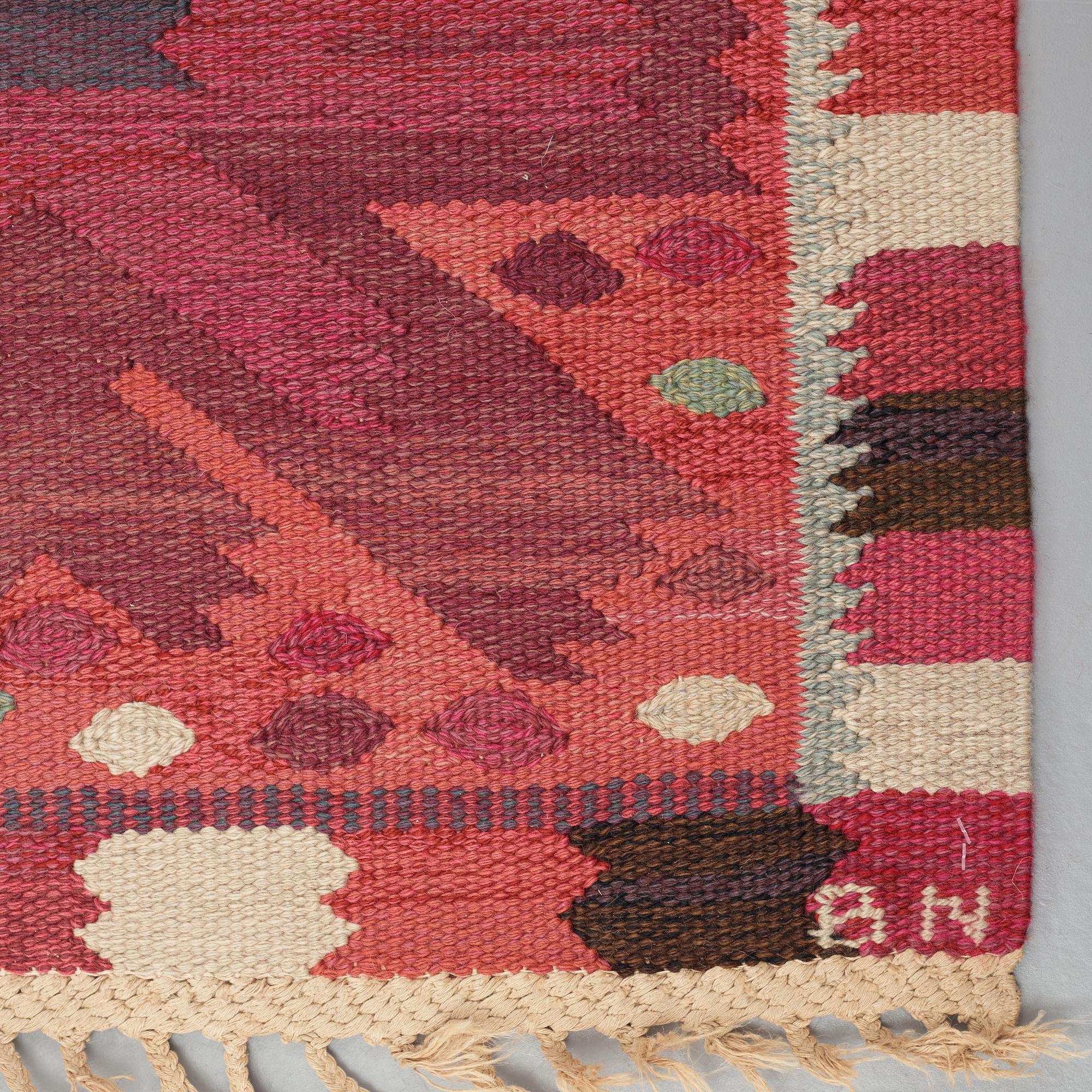 Barbro Nilsson, Matto, "Nejlikan röd", flat weave, ca 320-323 x 251 cm, signed AB MMF BN.