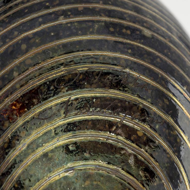 Oiva Toikka, Two glass birds, signed O. Toikka Nuutajärvi.