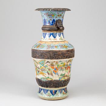 A Chinese ge glazed vase, early 20th century.