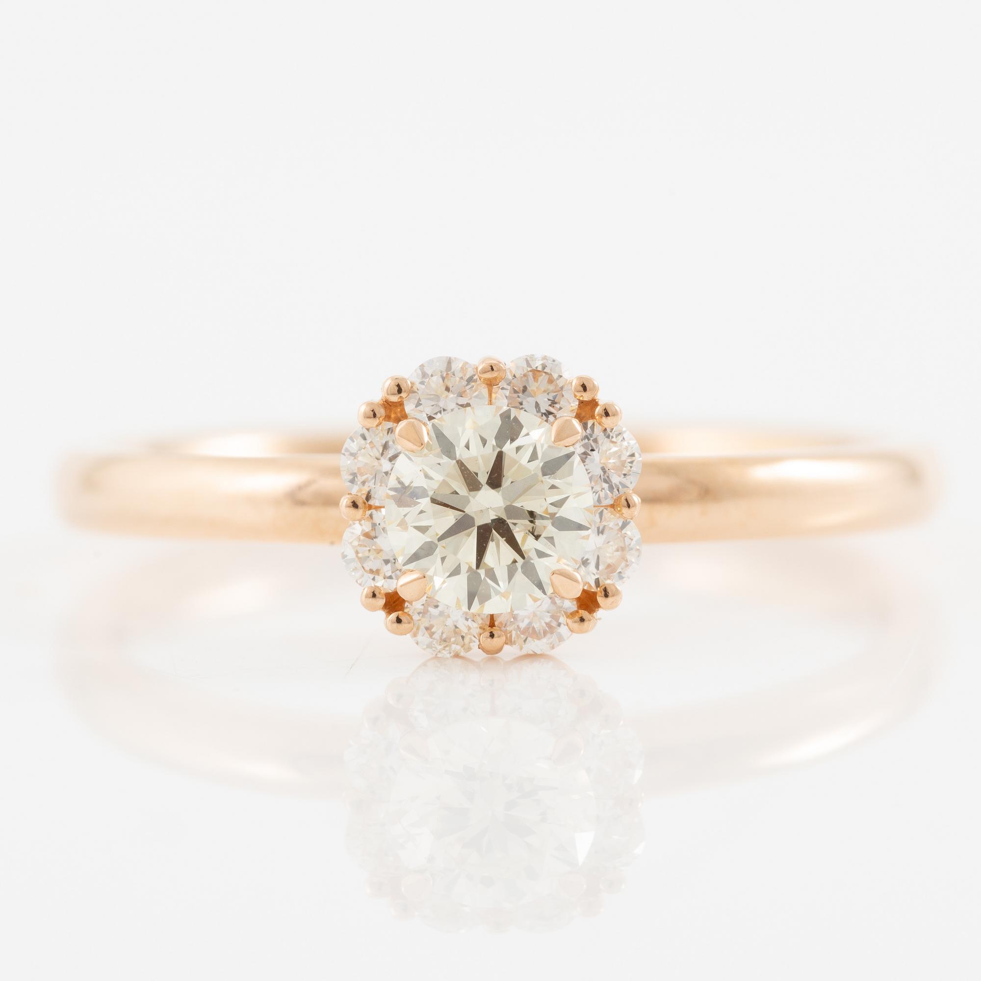 Ring in 18K gold set with brilliant-cut diamonds.
