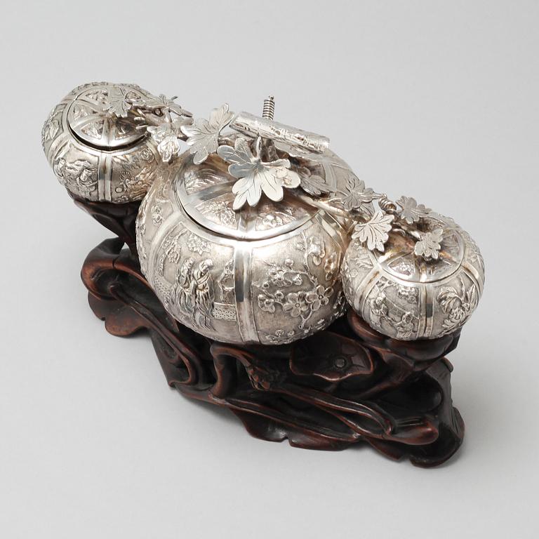 SKÅLAR MED LOCK, låghaltigt silver, Kina, 1900-talets första hälft.