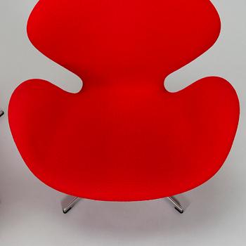 Arne Jacobsen, a pair of "Svanen" (Swan) armchairs for Fritz Hansen, Denmark,.